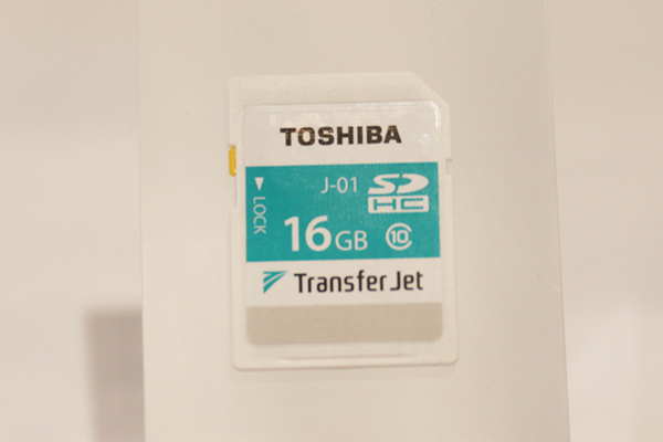 擁有超高傳輸速度的 Transfer Jet 無線記憶卡