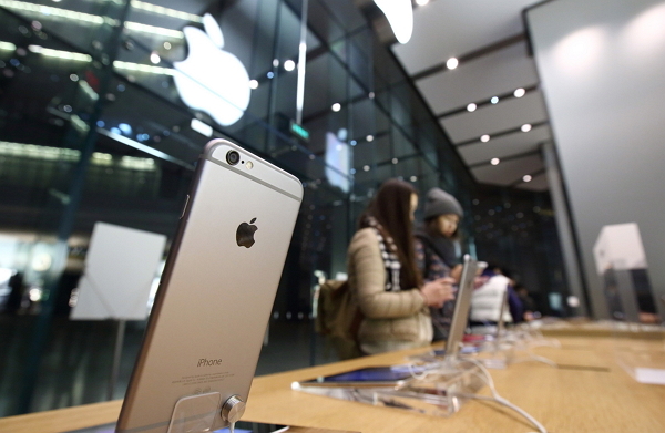 據蘋果統計, iPhone 的佔蘋果全部營收的 75 %,甚下的額度則由 Mac 及 iPad 瓜分。(圖片來源/彭博)