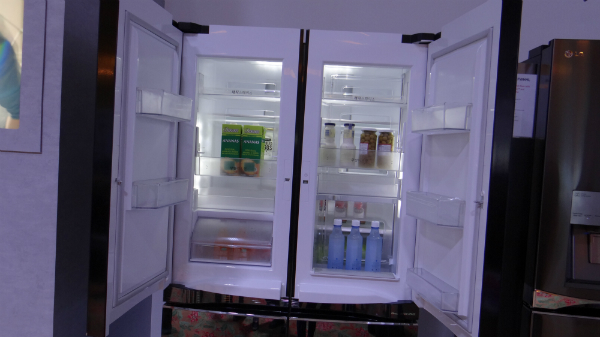 LG雙門中門冰箱,增大收納空間,不用開啟整體冰箱就能拿取飲料。(記者吳佩樺攝)