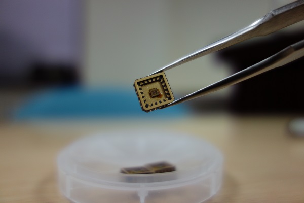 成功大學物理系副教授陳則銘與其研究團隊成功開發出次世代電晶體「自旋電晶體」，能打破現在電晶體的體積極限，將能讓電腦運作效率比現今技術快上千倍乃至萬倍。（記者吳柏軒攝）