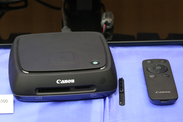 除了加強本身相機的拍照品質外,Canon 也推出了像是 CS100 網路照片儲存分享器,來讓更多人看到消費者拍到的美麗影像。