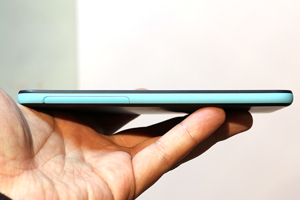 採用雙色機身設計