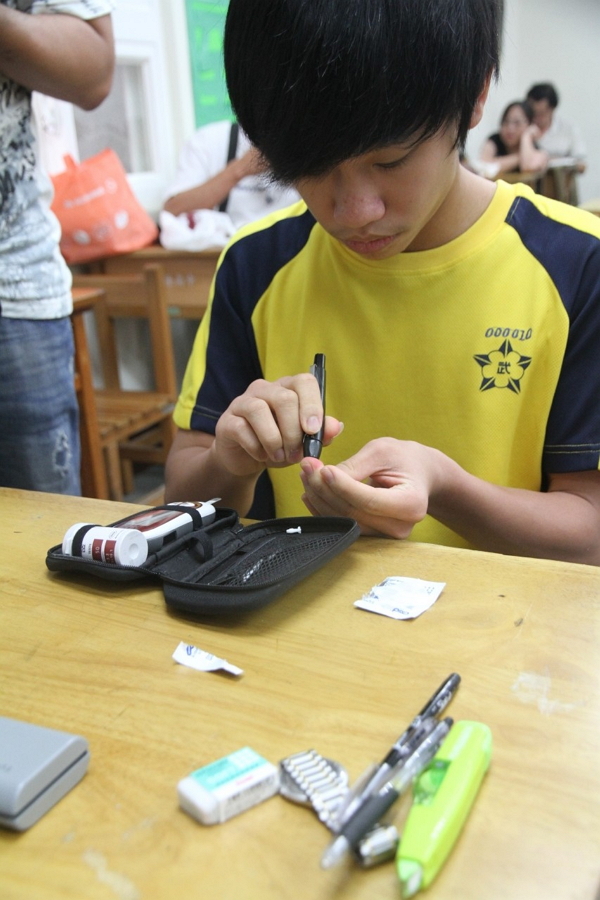 過去要測血糖相當的麻煩,必須用針頭來滴血檢驗,因此 Apple Watch 若是順利推出該功能的話,估計產品將身受糖尿病患者喜愛。(記者盧賢秀攝)