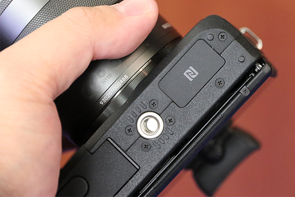 M3  機身底部的 NFC 感應區塊,這次 Canon 發表的新機種多半都加入了無線感應連接機能。