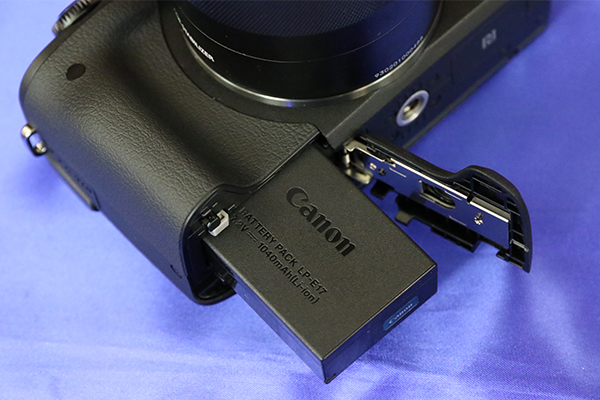 EOS M3 採用新款的 LP-E7 鋰離子充電電池,跟 M1/M2 是不相容的。