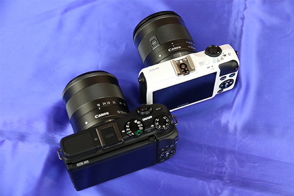 與上一代 EOS M2 比較:機身上方按鍵,可以看見兩者在設計風格上有著完全不同的取向。