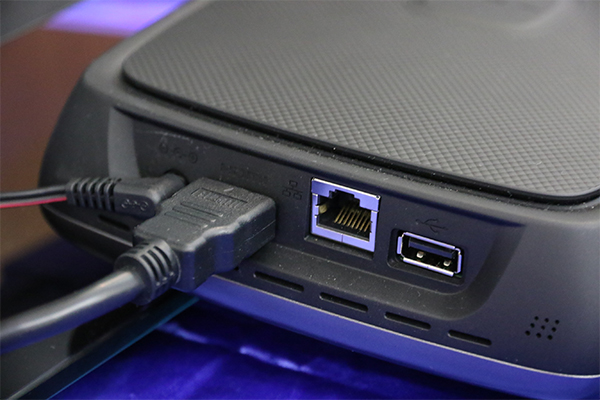 CS100 機身後方介面,可看到除了接螢幕的 HDMI 介面之外,還提供了有線網路與 USB  連接埠