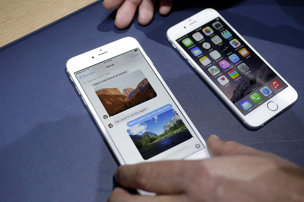 圖左為iPhone 6 Plus , 圖右為iPhone 6。(美聯社)