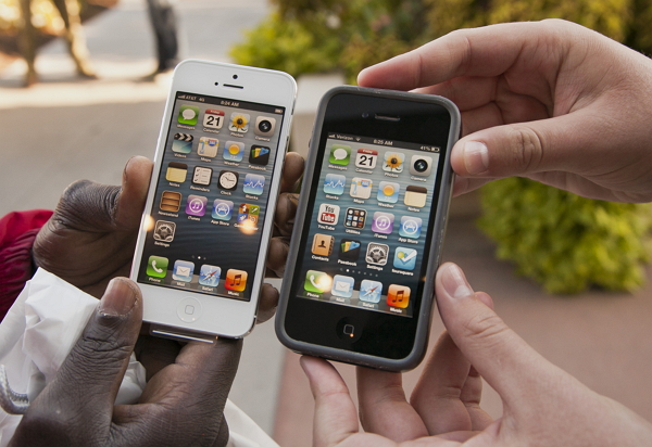 圖左為iPhone 5 , 圖右為iPhone 4S。(美聯社)
