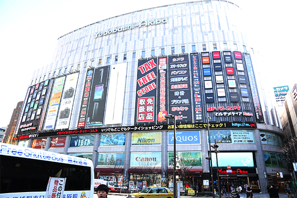 而另外一頭的 Yodobashi-Akiba,中國遊客就比較少,但是一樣提供中文導購與退稅服務。