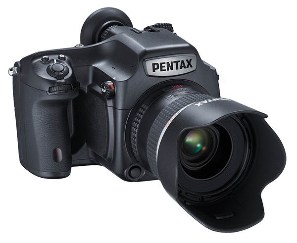 在 5Ds/5DsR 上市後,Pentax 這類中片幅機種要面對的是性能更強但價格更便宜的大尺寸影像機種