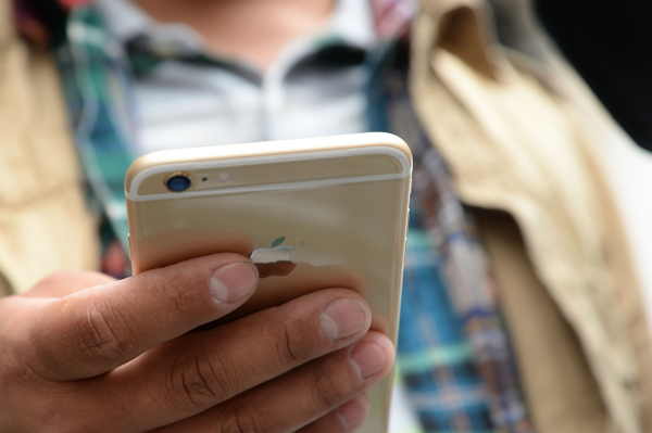 自蘋果去年9月推出大尺寸機種後,售價更高的新iPhone帶動蘋果的營收,使得外界更加看好蘋果。(圖片來源/法新社)