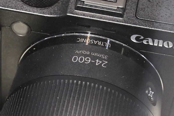 G3X 搭載等效 24-600 mm 的 25 倍高倍變焦鏡頭,並且可以看到超音波對焦馬達的字樣