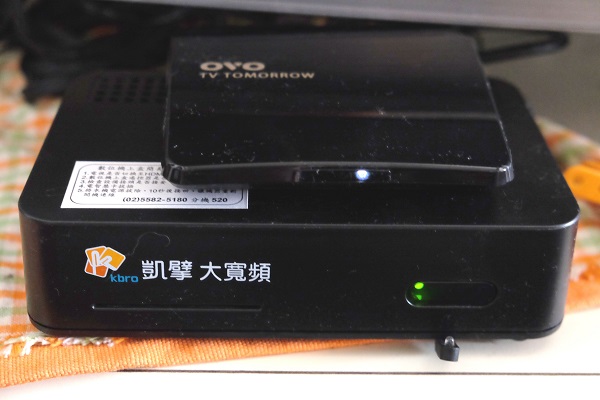 OVO雲端智慧電視盒,內附紅外線配件,可同步控制家中機上盒。(記者陳炳宏攝)