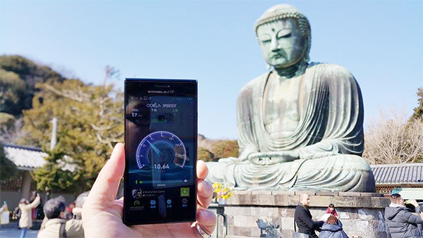 在鎌倉大佛前進行手機上網測試