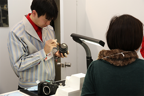 Canon 在 CP+ 展場內提供了免費的相機與鏡頭清潔服務