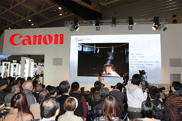 像是 Canon 在展場中設置了大型舞台舉辦攝影講座