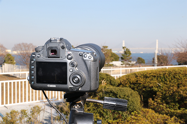 首先先來拍攝 3.5 公里遠的首都高大橋