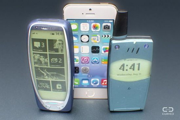 兩款經典神機與iPhone排排站。(圖片來源/Curved)