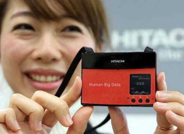 日本有廠商研發一款智慧型員工證,老闆可透過上方顯示的數據了解員工在工作時的情緒狀況。(圖片來源/法新)