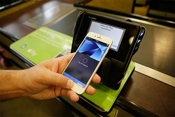Apple 於去年推出的 Apple Pay 手機行動支付系統,在推行上仍有很大的阻力,圖片來源:美聯社