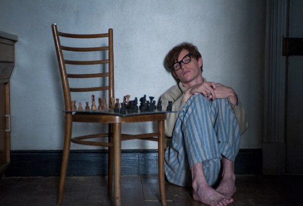 電影《愛的萬物論》(The Theory of Everything)劇照。(圖翻攝自IMDB)
