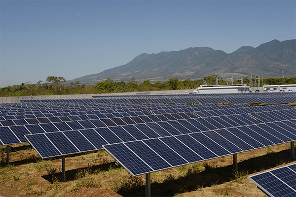 最新的計畫是將在歐陸興建兩座如圖中一般的太陽能電廠,就近供給當地的資料中心電力,圖片來源:法新社