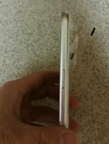 包括 microSD 卡槽也都移至機身的側邊,且依照片來看,S6 很顯然並無具備側邊曲面螢幕。(圖片來源/XDA-Developers)