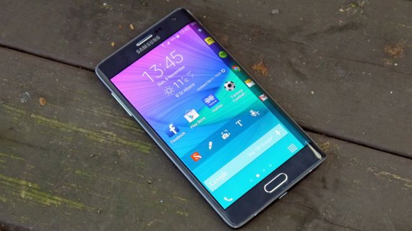 Galaxy S Edge 良率不佳,且定價過高,導致供貨可能受限,為 Galaxy S Edge 的買氣打上大大的問號。(圖為首款搭載側面螢幕的 Note Edge 手機,來源/Techradar)