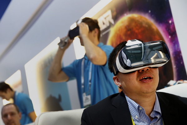 若虛擬實境新聞興起,以第一人稱視角的「沉浸式新聞報導」(Immersive Journalism)可能推翻現在「視覺新聞」、「圖像新聞」的主流,加深新聞報導對社會的衝擊性。(路透)