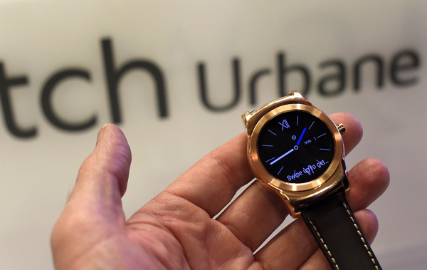 這款全新 LG Watch Urbane 比起 LG 前幾代的智慧型手錶更像傳統手錶,玫瑰金的圓形錶面採用不鏽鋼材質打造而成。(圖片來源/法新社)