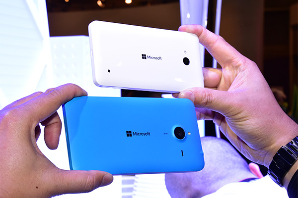 機身背面，上為 Lumia 640、下為 Lumia 640 XL