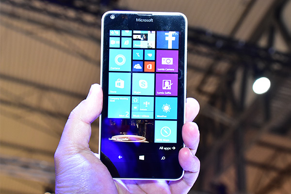 Lumia 640 機身正面