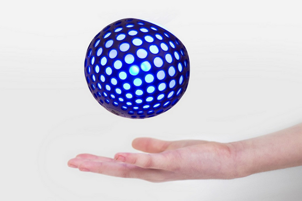 零件包括 LED 燈、揚聲器、陀螺儀、加速度計(Accelerometer)、充電電池、記憶體晶片和處理器。(圖片來源/Hackaball)