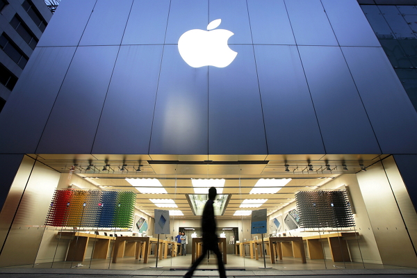 原先Apple打算於這一季開始生產搭載12.9吋螢幕的iPad,但由於面板供應商供應不及,預估蘋果將iPad延後至9月生產。(圖片來源/彭博社)