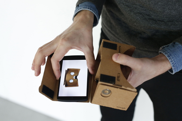 去年 6 月,Google 就研發出 Cardboard 虛擬實境裝置。(圖片來源/法新)