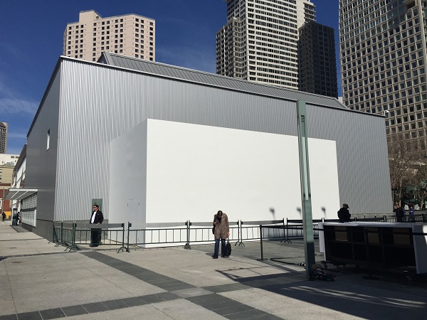 芳草地藝術表演中心後方出現一個白色加蓋建築物,疑似暗藏玄機。(記者陳炳宏攝)