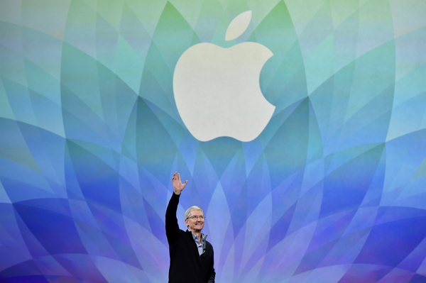 美國專利商標局(USPTO)公佈 41 件由 Apple 申請並已獲認定的專利,其中一項最吸睛的便是名為「Sidewall Display」的技術。(圖片來源/路透)