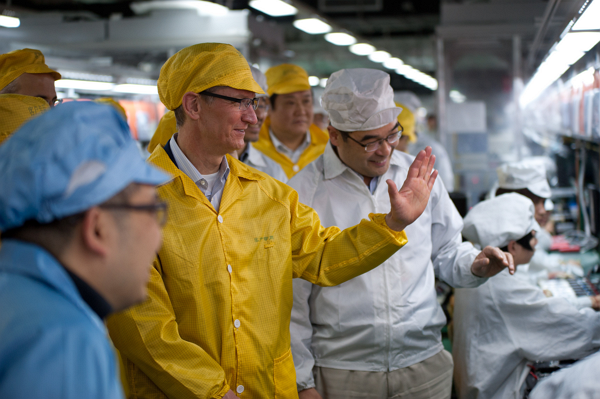 庫克:上班2天就有一支土豪金Apple Watch,超爽der~(彭博)