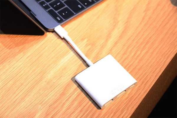 不過因為 Macbook 僅提供一個 USB Type-C 連接埠,使得消費者可能要多花許多額外配件進行連接擴充,本報記者陳炳宏攝影