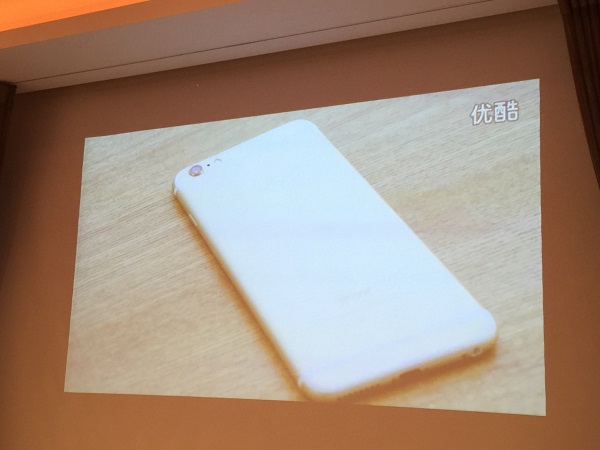小米短片嘲笑iPhone 6鏡頭突出問題。(記者陳炳宏翻攝)