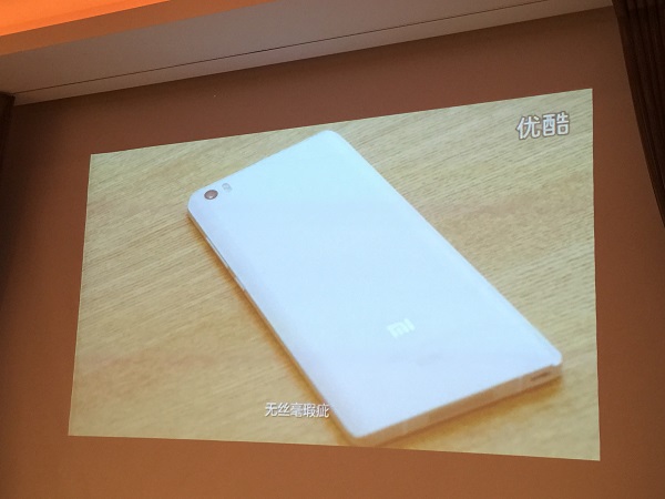 iPhone 6鏡頭突出,被超級鍋一拍,就變成平的小米手機。(記者陳炳宏翻攝)