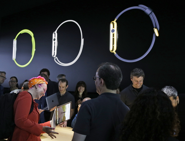 Apple Watch 電子錶冠與下方的聯絡人按鈕會讓部分使用者覺得混亂,操作上亦不如 iPhone 簡單,也缺乏指示。(美聯社)