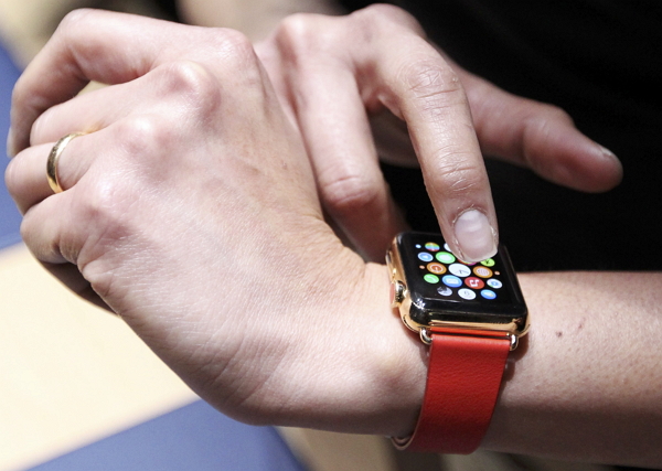 國外知名科技媒體《The Verge》評論 Apple Watch 就 表示「not immediately intuitive」(並非立刻就能以直覺使用)。(路透)