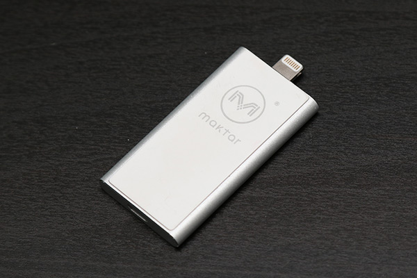 採用鋁合金以及白色塑料材質打造