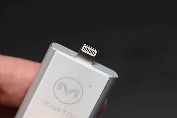 前端的 lightning 連接埠採用固定設置，可以看到接頭並不長，倘若手機連接埠周圍有保護套的話，很有可能會接不上去