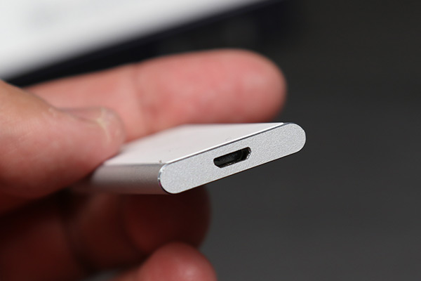 另外一端則是 MicroUSB 連接埠的母頭，使用者需要另外準備連接線