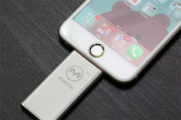 可以看到接上無保護套的 iPhone 後，Piconizer 與機身底部是緊貼狀態