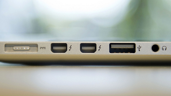 新 MacBoook 增加了立體聲喇叭,讓音效聽起來更加清晰也更加大聲,如同有人在你面前說話般地自然。(圖片來源/彭博社)