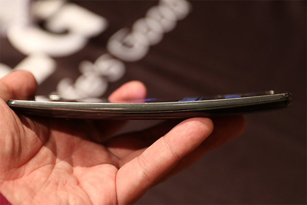 G Flex 2 是 LG  第二款採用曲面螢幕的手機,陳宜豐攝影